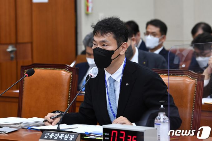 이복현 금융감독원장이 28일 오전 서울 여의도 국회에서 열린 정무위원회에서 의원 질의에 답변하고 있다. /사진=뉴스1