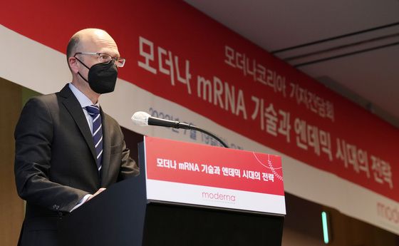 (서울=뉴스1) 조태형 기자 = 폴 버튼 모더나 글로벌 최고의학책임자가 19일 서울 서초구 JW 메리어트 호텔에서 열린 기자간담회에서 모더나의 mRNA기술을 소개하고 있다.   모더나코리아는 이날 간담회를 통해 '모더나 mRNA 기술과 엔데믹 시대의 전략'을 소개했다. 2022.7.19/뉴스1