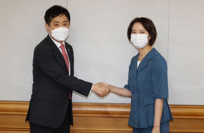 김주현 금융위원장(왼쪽)이 이영 중소벤처기업부 장관과 29일 서울 중구 소재 은행회관에서 회동을 갖고 만기연장·상환유예 조치 연착륙 관련 협업체계 구축에 대해 논의하며 기념촬영하고 있다./사진=금융위원회