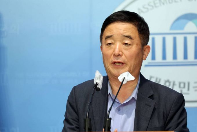 [서울=뉴시스] 고범준 기자 = 강득구 더불어민주당 의원이 3일 서울 여의도 국회 소통관에서 초등학교 입학 연령 하양 관련 설문조사 결과 발표 기자회견을 하고 있다. 사흘간 전국 교직원·학생·학부모 등 13만1천70명을 상대로 설문조사한 결과 응답자의 97.9%가 '이 정책에 동의하지 않는다'고 답했다고 밝혔다. (공동취재사진) 2022.08.03.