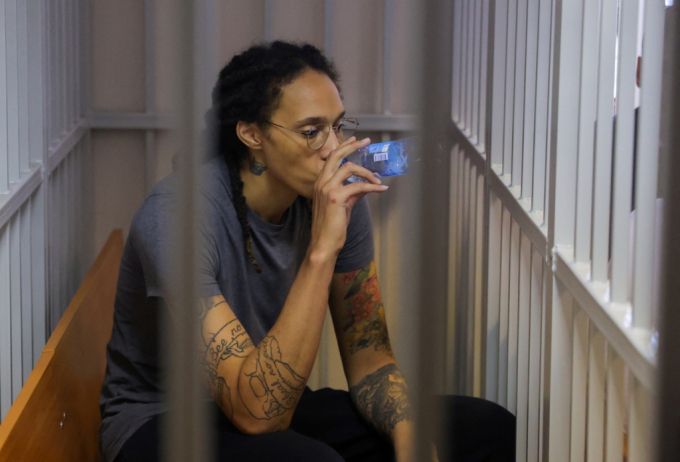 U.S. basketball player Brittney Griner, who was detained at Moscow's Sheremetyevo airport and later charged with illegal possession of cannabis, drinks water inside a defendants' cage after the court's verdict in Khimki outside Moscow, Russia August 4, 2022. REUTERS/Evgenia Novozhenina/Pool /사진=로이터=뉴스1