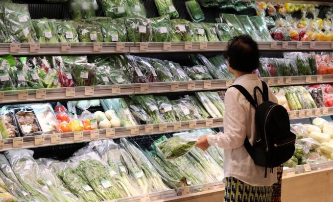 [서울=뉴시스] 백동현 기자 = 3일 오전 서울 시내 한 대형마트에서 시민이 장을 보고 있다. 이날 통계청이 발표한 7월 소비자물가동향에 따르면 지난달 소비자물가지수는 108.74(2020=100)로 1년 전보다 6.3% 상승, 6월에 이어 두 달 연속 6%대 고공행진을 거듭했다. 이는 1998년 11월(6.8%) 이후 23년 8개월 만에 최대 상승 폭이다. 2022.08.03.