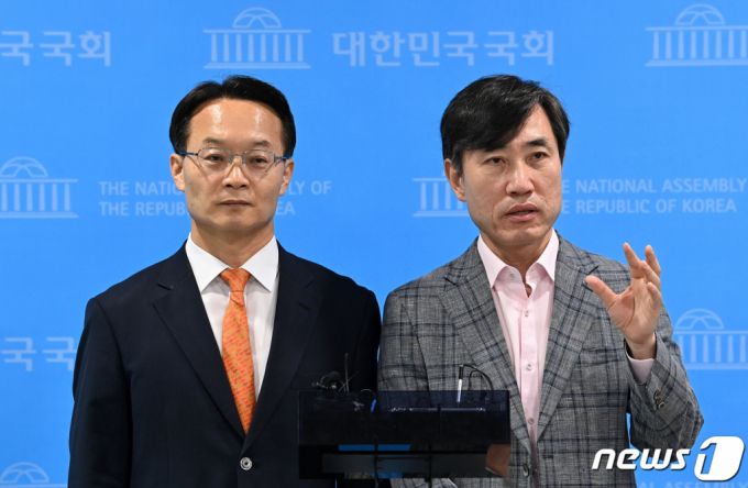 (서울=뉴스1) 유승관 기자 = 조해진 국민의힘 의원(왼쪽)과 하태경 의원이 4일 서울 여의도 국회 소통관에서 국민의힘 당헌 개정 관련 기자회견을 마친 후 취재진의 질의에 답하고 있다.  조 의원과 하 의원은 이날 기자회견에서 이준석 대표의 복귀가 가능하도록 한 당헌 개정안을 제안했다. (공동취재) 2022.8.4/뉴스1  Copyright (C) 뉴스1. All rights reserved. 무단 전재 및 재배포 금지.