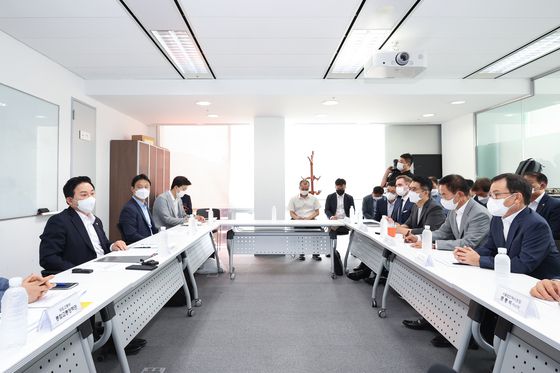 원희룡 국토교통부 장관이 지난달 27일 서울에서 법인택시연합회, 개인택시연합회, 서울법인택시조합, 서울개인택시조합, 카카오모빌리티, 우티 등 택시·플랫폼 업계와 간담회를 하고 있다. /사진=뉴스1