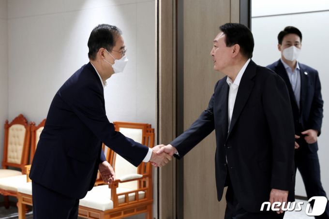 윤석열 대통령이 8일 용산 대통령실에서 열린 주례회동에서 한덕수 국무총리와 악수하고 있다. (대통령실 제공) /사진=뉴스1