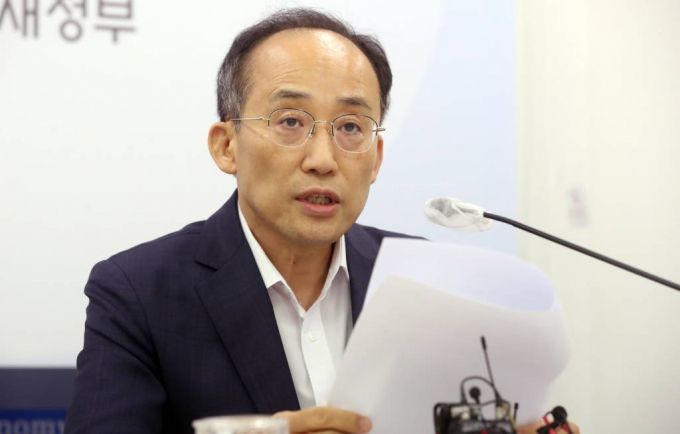 [세종=뉴시스] 강종민 기자 = 추경호 부총리 겸 기획재정부 장관이 11일 오후 세종시 정부세종청사에서 추석 물가 안정대책과 수해지역 피해복구 지원책 등을 설명하고 있다. 2022.08.11.