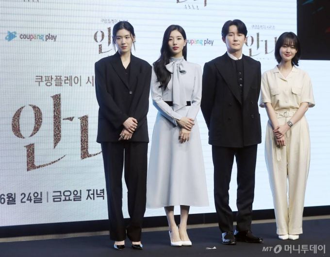 지난 6월 21일 오전 서울 영등포구 여의도 콘래드 서울에서 진행된 쿠팡플레이 시리즈 '안나' 제작발표회에 참석해 포즈를 취하는 배우 정은채, 수지, 김준한, 박예영. / 사진=머니투데이 DB