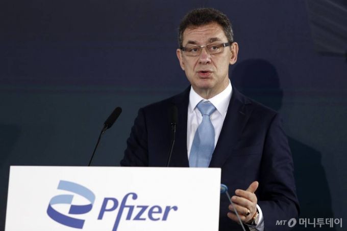 화이자의 앨버트 불라 최고경영자(CEO) /AP=뉴시스