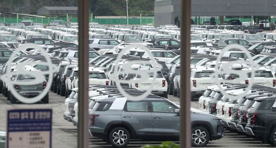 (평택=뉴스1) 김영운 기자 = 쌍용자동차의 정통 SUV(스포츠유틸리티차량) 신차 토레스가 사전계약만으로 3만대를 돌파하는 등 큰 인기를 얻고 있는 가운데 21일 오후 경기 평택시 쌍용자동차 평택출고센터에서 생산을 마친 '토레스' 차량이 출고를 기다리고 있다. 2022.7.21/뉴스1