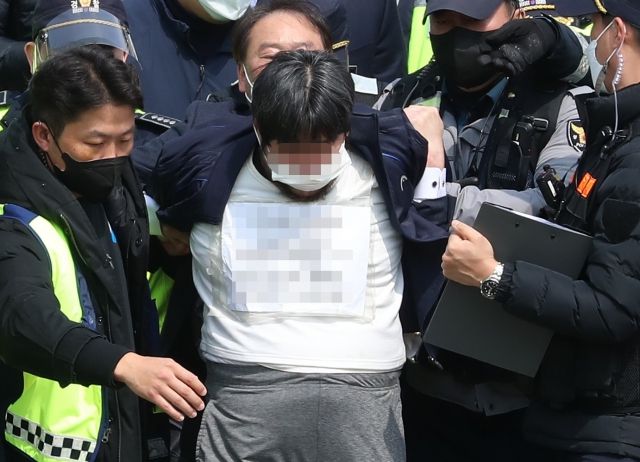 지난 3월 24일 오후 대구 달성군 유가읍 박근혜 전 대통령 사저 앞에서 인사말을 하던 박 전 대통령에게 소주병을 던진 A씨(47)가 연행되고 있다. 사진=뉴시스