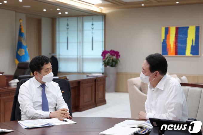 (서울=뉴스1) 안은나 기자 = 윤석열 대통령이 8일 용산 대통령실 집무실에서 김주현 금융위원장으로부터 업무보고를 받고 있다. (대통령실 제공) 2022.8.8/뉴스1  Copyright (C) 뉴스1. All rights reserved. 무단 전재 및 재배포 금지.