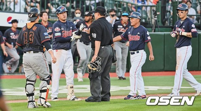 롯데 자이언츠 정훈이 한화 이글스 주현상의 투구에 맞자 양 팀 선수들이 내야에서 충돌하고 있다. /사진=OSEN