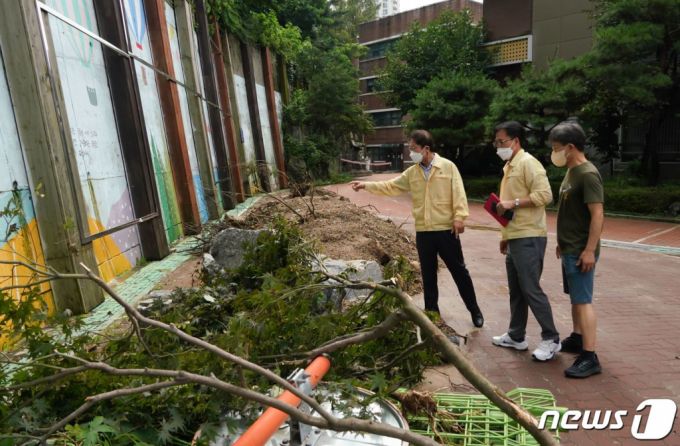 조희연 서울시교육감(왼쪽 첫 번째)이 지난 11일 집중호우로 학교 옹벽 상단 부분과 펜스 파손이 된 서울 동작구 국사봉중학교를 찾아 현장 상황을 살펴보고 있다 /사진=뉴스1