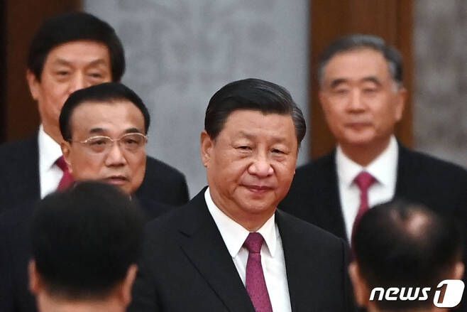 (베이징 AFP=뉴스1) 우동명 기자 = 시진핑 중국 국가주석이 건국 72주년 국경절을 하루 앞두고 베이징의 인민대회당에서 열린 연회에 리커창 총리와 도착을 하고 있다. (C) AFP=뉴스1