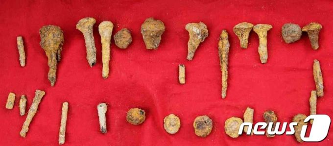 (평양 노동신문=뉴스1) = 북한 노동당 기관지 노동신문은 29일 "황해남도 안악군 월지리 일대에서 고구려 시기 무덤과 유물들이 계속 발굴되고 있다"라고 보도했다. 신문은 "최근 고고학연구소의 고적발굴대원들은 월지리 일대에서 고구려 시기의 돌칸흙무덤 9기와 금보요, 금방울, 은팔찌, 은가락지, 판못, 질그릇 조각들을 비롯한 많은 유물들을 또 다시 발굴하였다"라고 설명했다.    [국내에서만 사용가능. 재배포 금지. DB 금지. For Use Only in the Republic of Korea. Redistribution Prohibited  rodongphoto@news1.kr