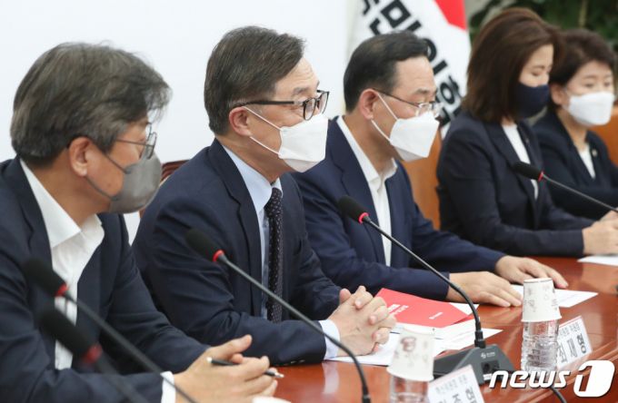 최재형 국민의힘 혁신위원장이 22일 서울 여의도 국회에서 열린 혁신위원회의 전체회의에서 모두 발언을 하고 있다./사진=뉴스1