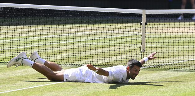(윔블던 로이터=뉴스1) 우동명 기자 = 세르비아의 노박 조코비치가 10일(현지시간) 영국 윔블던의 올잉글랜드클럽에서 열린 윔블던 테니스 대회 남자 단식서 우승을 한 뒤 코트에 엎드려 기뻐하고 있다.  (C) 로이터=뉴스1