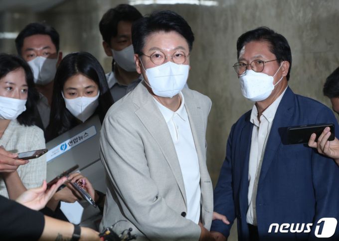 장제원 국민의힘 의원이 27일 서울 여의도 국회에서 열린 긴급 의원총회에 참석하고 있다.    국민의힘은 주말인 오늘 의원총회를 열고 법원의 주호영 비상대책위원장에 대한 직무정지 결정과 관련해 대책을 논의했다. /사진=뉴스1.