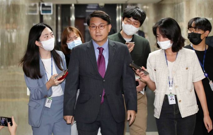 윤상현 국민의힘 의원이 27일 오후 서울 여의도 국회에서 열린 국민의힘 비공개 의원총회에 참석하고 있다. /사진=뉴시스.