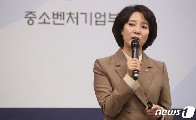 이영 중소벤처기업부 장관이 30일 서울 종로구 정부서울청사 별관에서 가진 취임 100일 기념 기자간담회에서 성과 및 핵심정책 추진 전략을 설명하고 있다./사진=뉴스1