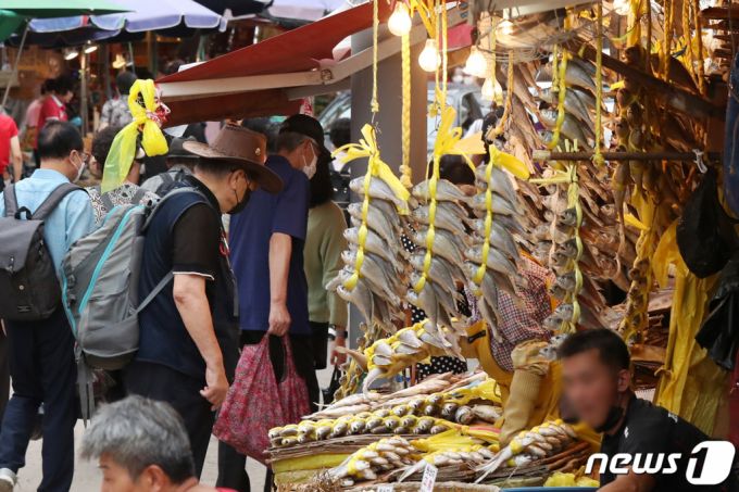 지난 24일 서울 동대문구 경동시장을 찾은 시민들이 장을 보고 있다. /사진=뉴스1