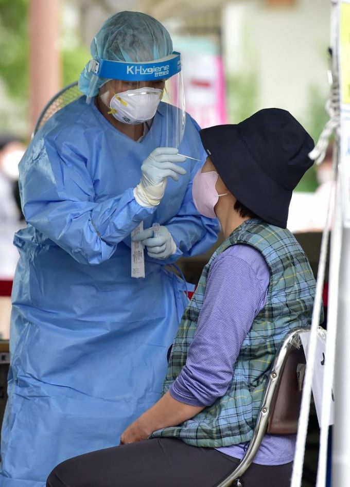 29일 오후 대구 수성구보건소 코로나19 선별진료소에서 의료진이 검체 채취를 하고 있다./사진=뉴스1