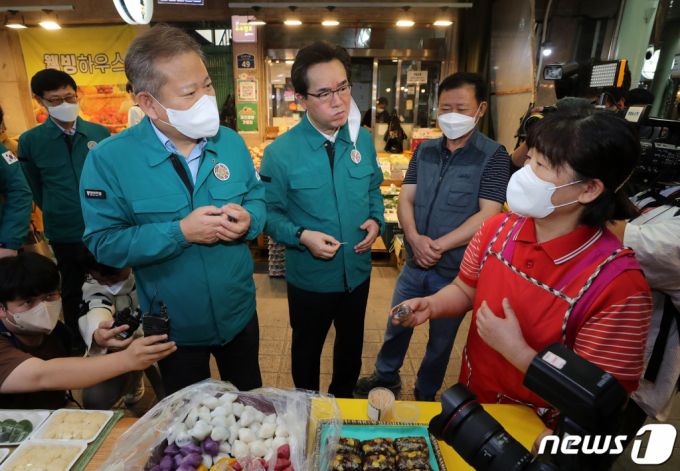 이상민 행정안전부 장관이 4일 오전 서울 관악구 신림동 관악신사시장을 방문해 수해현장 재난지원금 지급 상황을 점검하며 상인들의 의견을 청취하고 있다 /사진=뉴스1