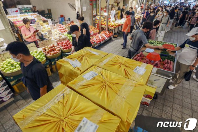 (서울=뉴스1) 민경석 기자 = 한국물가정보가 추석 차례상 품목 구입비용(4인 기준)을 조사한 결과 전통시장에서는 30만원가량이 필요한 것으로 나타났다. 지난해 추석 때 필요비용인 2만6500원과 비교해 10%가량 더 높다.  24일 서울 동대문구 청량리종합시장을 찾은 시민들이 장을 보고 있다. 2022.8.24/뉴스1  Copyright (C) 뉴스1. All rights reserved. 무단 전재 및 재배포 금지.