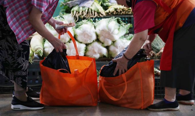 [서울=뉴시스 김진아 기자 = 29일 서울 동대문구 경동시장에서 시민들이 물건을 구매하고 있다. 서울시는 이날부터 다음달 12일까지 시내 153개 전통시장에서 제수용품과 농수축산물을 최대 30% 할인된 가격으로 판매하는 '추석 명절 특별이벤트'를 펼친다. 일정 금액 이상 구매하면 온누리상품권과 경품 등을 증정한다. 2022.08.29.