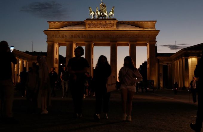 1일(현지시간) 독일 정부의 에너지 절약 정책으로 동부 브란덴부르크 게이트의 조명이 모두 꺼져있다.  /AFPBBNews=뉴스1