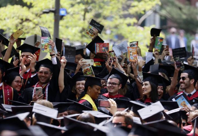 [케임브리지=AP/뉴시스] 26일(현지시간) 미 매사추세츠주 케임브리지에서  하버드대 제371회 학위수여식이 열려 교육학과 졸업생들이 학위를 받으며 책을 들고 환호하고 있다. 2022.05.27.