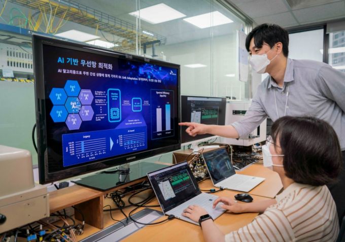 SK텔레콤은 에릭슨과 기지국 지능화를 위한 AI 기반 무선망 적응(Link Adaptation) 기술에 대한 성능 검증을 마치고, 해당 기술을 자사 상용망에 본격 적용했다고 15일 밝혔다. /사진=SK텔레콤