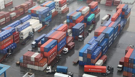 (평택=뉴스1) 김영운 기자 = 화물연대가 총파업 돌입 8일 만에 파업 철회 결정으로 화물차들이 운행을 재개한 15일 오후 경기 평택시 평택항에서 화물차가 컨테이너를 싣고 있다. 2022.6.15/뉴스1