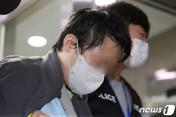 (서울=뉴스1) 이광호 기자 = 서울지하철 2호선 신당역에서 여성 역무원을 살해한 혐의로 체포된 남성 A씨(31)가 16일 오후  영장실질심사를 받기 위해 서울남대문경찰서에서 호송차량으로 이동하고 있다. 2022.9.16/뉴스1  Copyright (C) 뉴스1. All rights reserved. 무단 전재 및 재배포 금지.