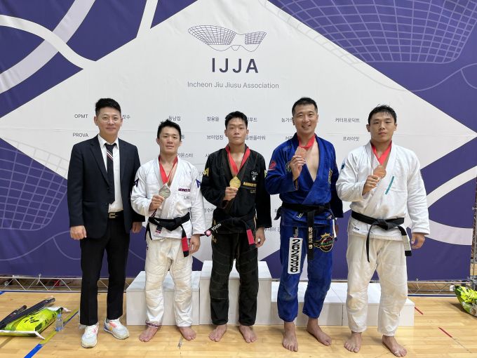 권현수 인천주짓회 이사와 남자 블랙벨트 전체급 통합 1등 윤민호 2등 조준용 3등 한동수·조원희