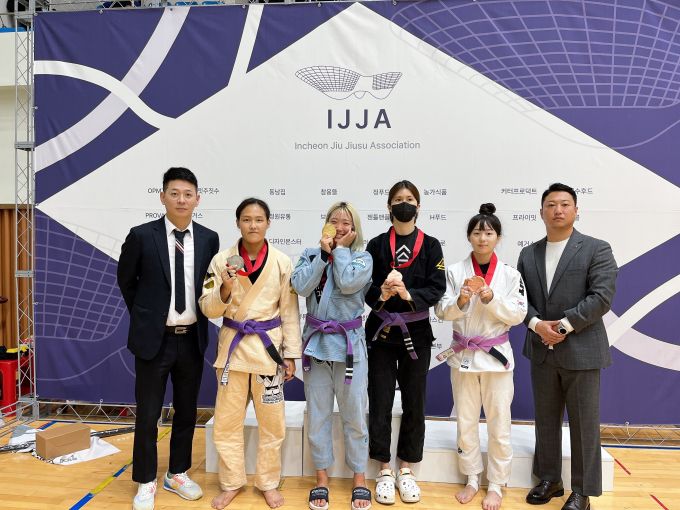인천주짓회 강인환 회장(오른쪽)과 권현수 이사(완쪽), 여자 퍼플벨트 전체급 통합 1등 금가은 2등 채송이 3등 이유진·정민아