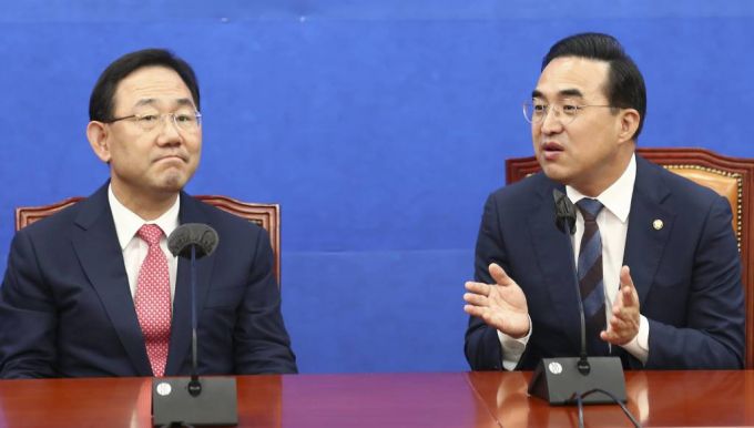 [서울=뉴시스] 최진석 기자 = 박홍근 더불어민주당 원내대표가 21일 서울 여의도 국회에서 주호영 국민의힘 원내대표를 접견해 인사말을 하고 있다. (공동취재사진) 2022.09.21.