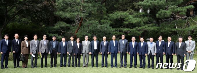 25일 오전 서울 종로구 국무총리 공관에서 열린 제4차 고위당정협의회에 앞서 한덕수 국무총리와 정진석 국민의힘 비상대책위원장 및 당 지도부, 김대기 대통령 비서실장 등 참석자들이 기념 촬영을 하고 있다./사진=뉴스1