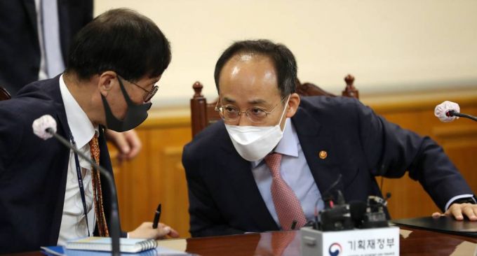 [서울=뉴시스] 백동현 기자 = 추경호(오른쪽) 경제부총리 겸 기획재정부 장관과 이창용 한국은행 총재가 22일 오전 서울 중구 은행회관에서 미 FOMC 주요결과 및 국제금융시장 동향 관련 비상거시경제금융회의를 마치고 대화하고 있다. 2022.09.22.