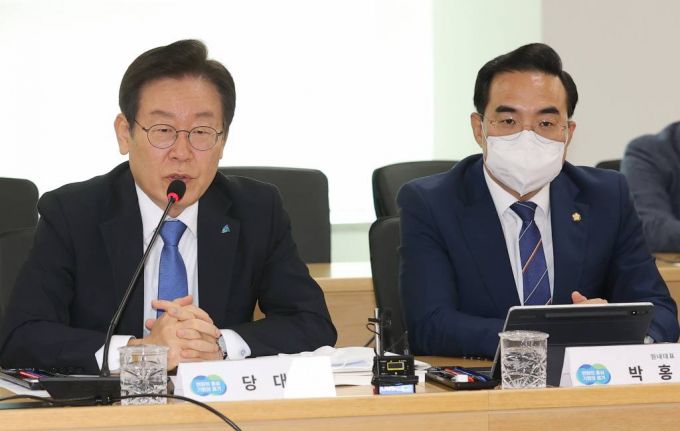 [수원=뉴시스] 국회사진기자단 = 더불어민주당 이재명 대표가 26일 경기 수원시 경기도청에서 열린 더불어민주당 경기도 예산정책협의회에서 발언하고 있다. 2022.09.26.