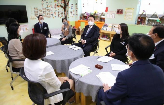 [세종=뉴시스] 전신 기자 = 윤석열 대통령이 27일 세종 도담동 아이누리 어린이집에서 영유아 가족 및 보육종사자들과 간담회를 하고 있다. 2022.09.27.
