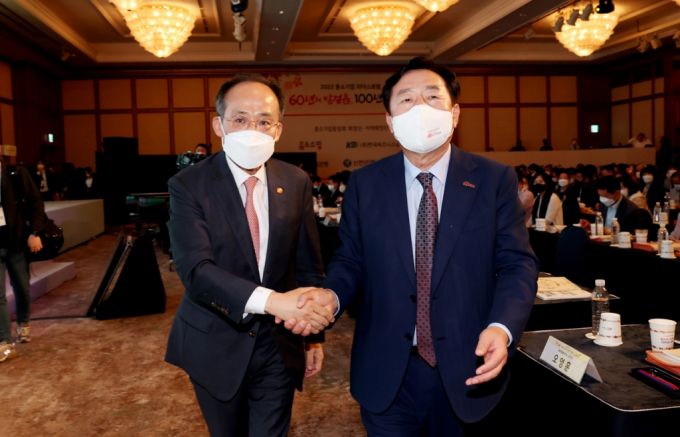 추경호 경제부총리 겸 기획재정부 장관과 김기문 중소기업중앙회장이 악수를 하고 있다./사진=중소기업중앙회