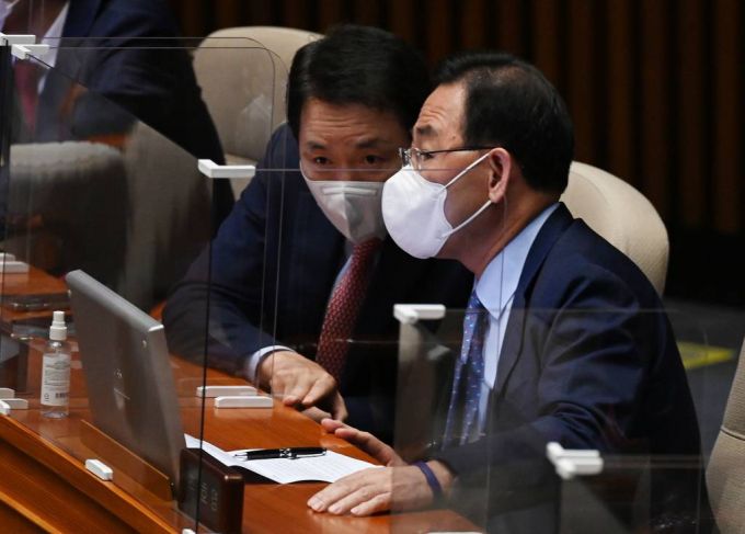 [서울=뉴시스] 전진환 기자 = 주호영 국민의힘 원내대표와 성일종 정책위의장이 28일 오전 국회 제400회국회(정기회) 제8차 본회의에서 대화하고 있다.  (공동취재사진) 2022.09.28.