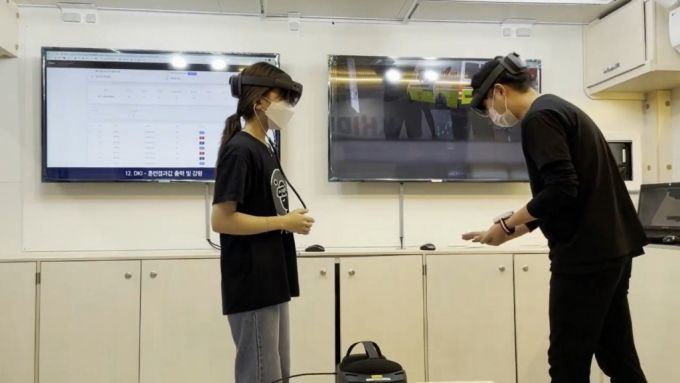 VR 속 중증 외상환자의 맥박을 재는 훈련 모습. /사진=파콤