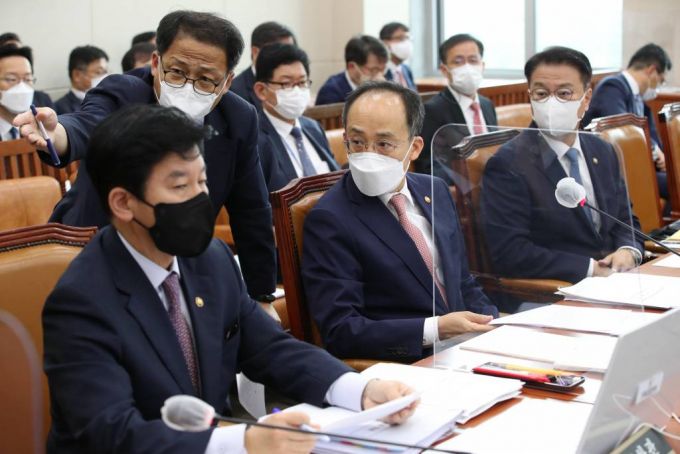 [서울=뉴시스] 최진석 기자 = 추경호(가운데) 경제부총리 겸 기획재정부 장관이 4일 서울 여의도 국회에서 열린 기획재정위원회의 기획재정부(경제·재정정책)에 대한 국정감사에 출석해 관계자와 대화하고 있다. (공동취재사진) 2022.10.04.