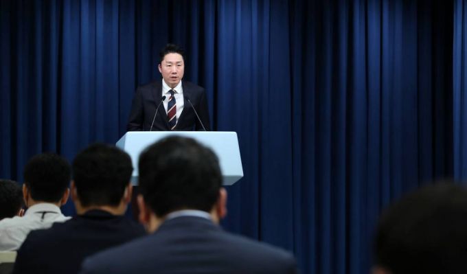 이재명 부대변인이 26일 서울 용산 대통령실 청사 브리핑룸에서 수석비서관 회의, 국무총리와의 주례회동 관련 브리핑을 하고 있다. /사진=뉴시스