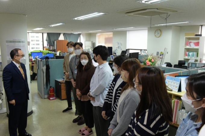 이원석 검찰총장이 4일 서울동남권아동보호전문기관을 방문해 관계자들과 대화를 나누고 있다. /사진제공=대검찰청