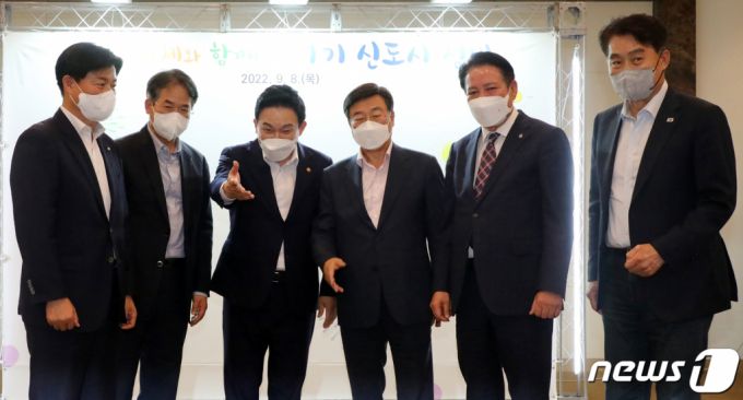 (서울=뉴스1) 김명섭 기자 = 원희룡 국토교통부 장관과 1기 신도시 지자체장들이 8일 오후 서울 종로구 세종대로 정부서울청사에서 열린 간담회에서 대화를 하고 있다. 왼쪽부터 조용익 부천시장, 이동환 고양시장, 원 장관, 신상진 성남시장, 최대호 안양시장, 하은호 군포시장. 2022.9.8/뉴스1  Copyright (C) 뉴스1. All rights reserved. 무단 전재 및 재배포 금지.