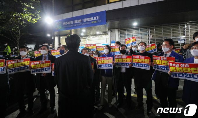 (서울=뉴스1) 이재명 기자 = 더불어민주당 의원 및 당직자들이 19일 서울 여의도 중앙당사 앞에서 민주연구원 압수수색에 나선 검찰 관계자들과 대치하고 있다. (공동취재) 2022.10.19/뉴스1  Copyright (C) 뉴스1. All rights reserved. 무단 전재 및 재배포 금지.