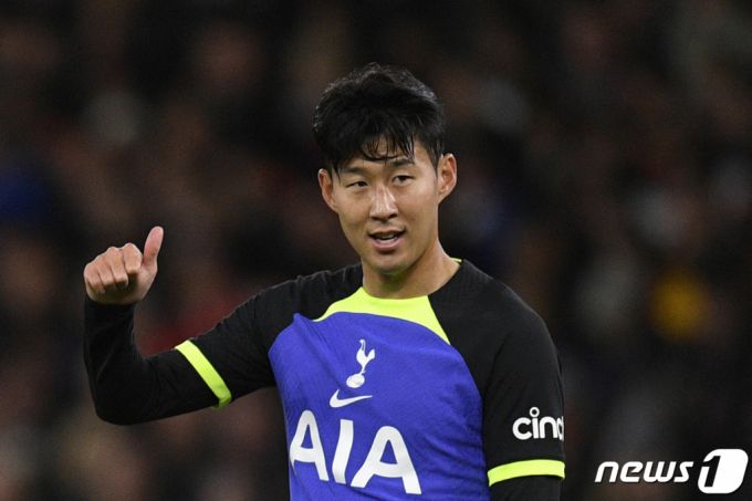 (맨체스터 AFP=뉴스1) 우동명 기자 = 토트넘의 손흥민이 19일(현지시간) 맨체스터의 올드 트래퍼드에서 열린 프리미어리그(EPL) 맨체스터 유나이티드와 경기 중 엄지를 치켜세우고 있다.  ⓒ AFP=뉴스1  Copyright (C) 뉴스1. All rights reserved. 무단 전재 및 재배포 금지.